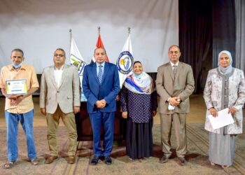 مجلس جامعة بني سويف يكرم أعضاء الجهاز الإداري المحالين للمعاش  27 - جريدة المساء