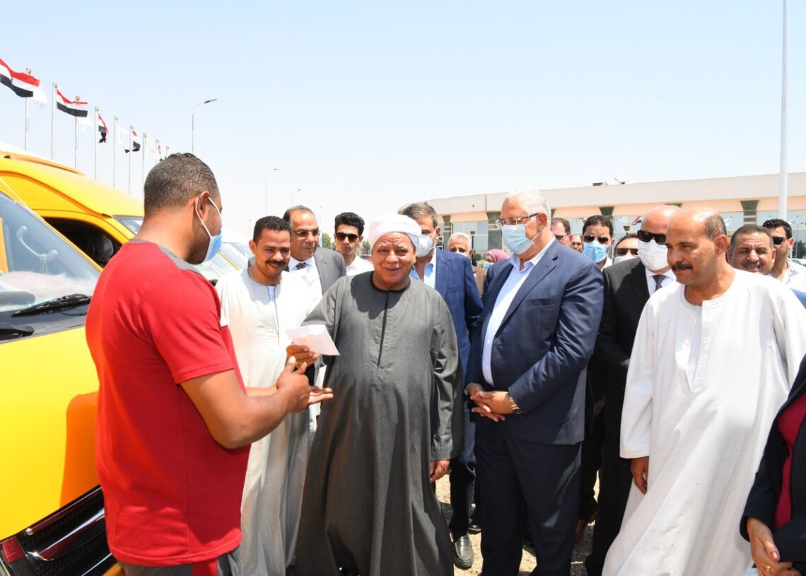 "ضمن مبادرة إحلال سيارات الكبود إلى ميكروباص".. وزير الزراعة ومحافظة قنا يسلمان بونات تموين مجانية لـ ١٢ سائق 19 - جريدة المساء