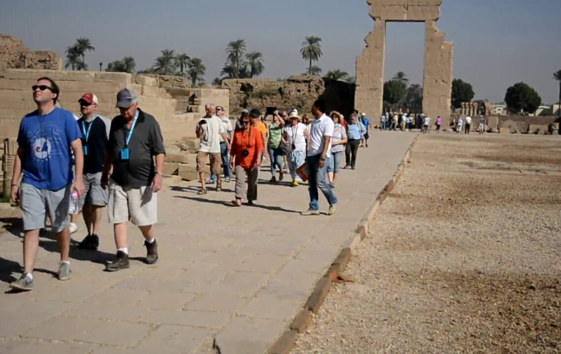 معبد دندرة يستقبل 150 سائحًا روسيًا فى الأسبوع الأول لعودة رحلات الطيران الروسية 17 - جريدة المساء