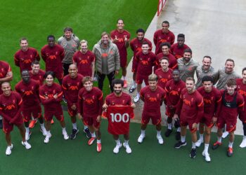 لاعبو ليفربول يحتفلون بالهدف 100 مع محمد صلاح 16 - جريدة المساء