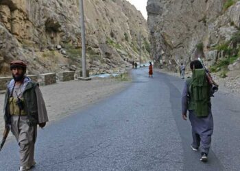 (FILES) In this file photo taken on August 29, 2021, Afghan resistance movement and anti-Taliban uprising forces personnel patrol along a road in Rah-e Tang of Panjshir province. - The Taliban said on September 6, 2021 the last pocket of resistance in Afghanistan, the Panjshir Valley, had been "completely captured". (Photo by Ahmad SAHEL ARMAN / AFP)