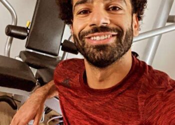 محمد صلاح يكرم ثلاثي المكفوفين في ستاد برج العرب 23 - جريدة المساء