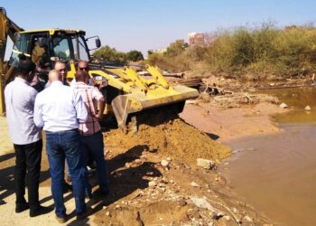 نائب محافظ اسوان يشرف على إصلاح خط مياه جبل شيشة 35 - جريدة المساء