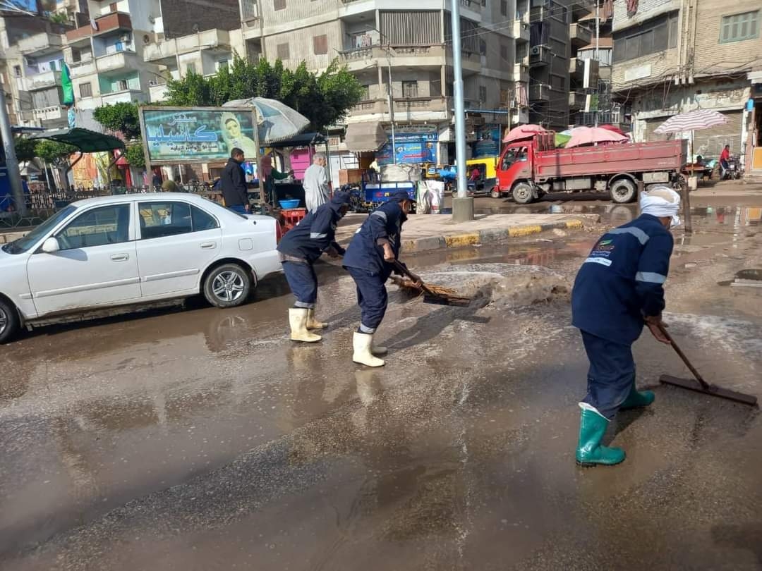 استمرار رفع مياه الأمطار من شوارع وميادين دسوق 19 - جريدة المساء