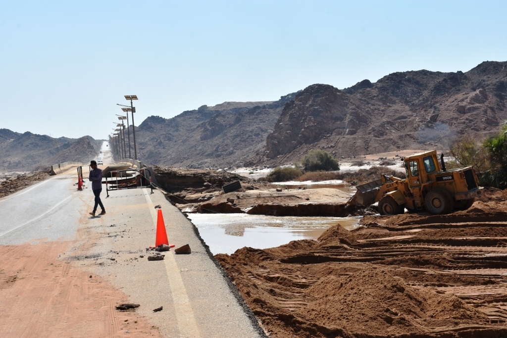 محافظ أسوان : الاوضاع داخل المناطق المتضررة من السيول تسير للأفضل 19 - جريدة المساء