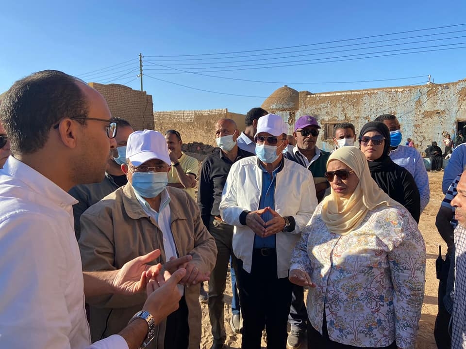 وزير التنمية المحلية ومحافظ أسوان يتفقدان بعض المنازل المتضررة من السيول بقرية غرب أسوان 18 - جريدة المساء