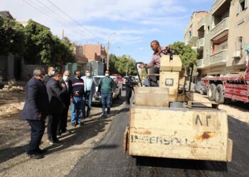 محافظ المنيا، يتفقد عددا من أعمال رصف الطرق بمنطقة شرق النيل 22 - جريدة المساء