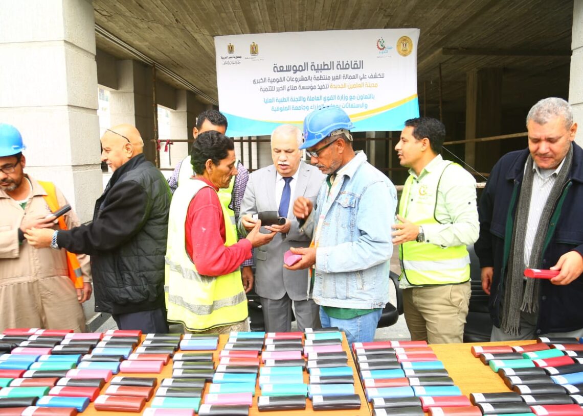 "القوي العاملة" و"صناع الخير" يوزعان نظارات طبية علي 236 من العمالة غير المنتظمة بالعلمين الجديدة 19 - جريدة المساء