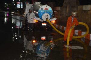 محافظ المنيا يتفقد إجراءات تأمين الكنائس.. و يتابع سحب تجمعات مياه الأمطار من الشوارع 27 - جريدة المساء