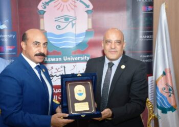 محافظ أسوان يهنئ الدكتور أيمن عثمان بعد تعينه رئيساً للجامعة 24 - جريدة المساء