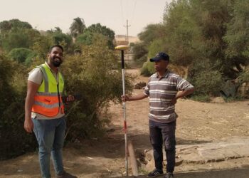 بدء أعمال الرفع المساحي لمشروع الصرف الصحي بقرية غرب أسوان عقب تعرضها للسيول 28 - جريدة المساء