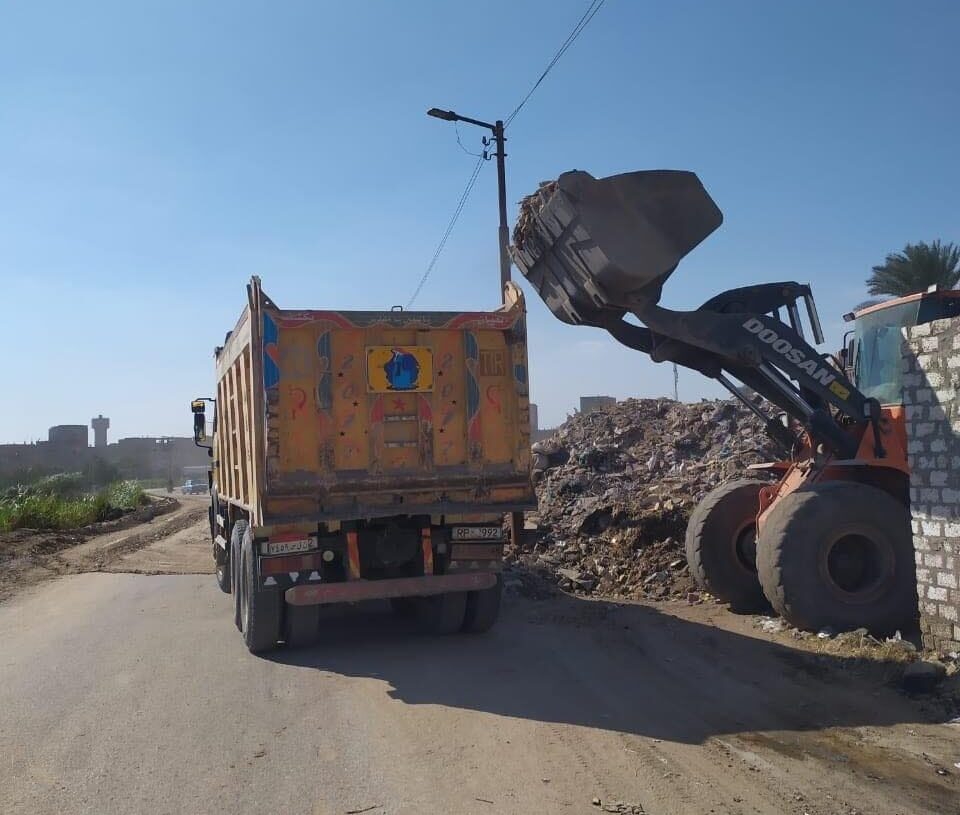 رفع 25طن مخلفات وتحرير 10محاضر الشغالات بالمنيا 19 - جريدة المساء