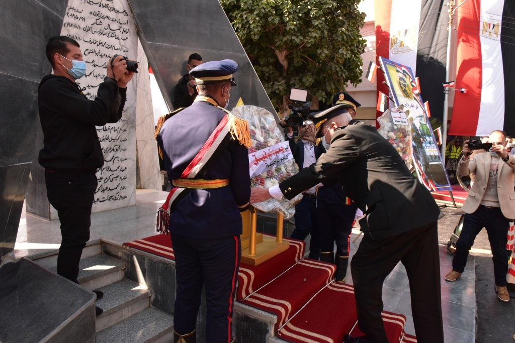 وضع إكليل من الزهور على النصب التذكاري لشهداء الشرطة بأسيوط 19 - جريدة المساء