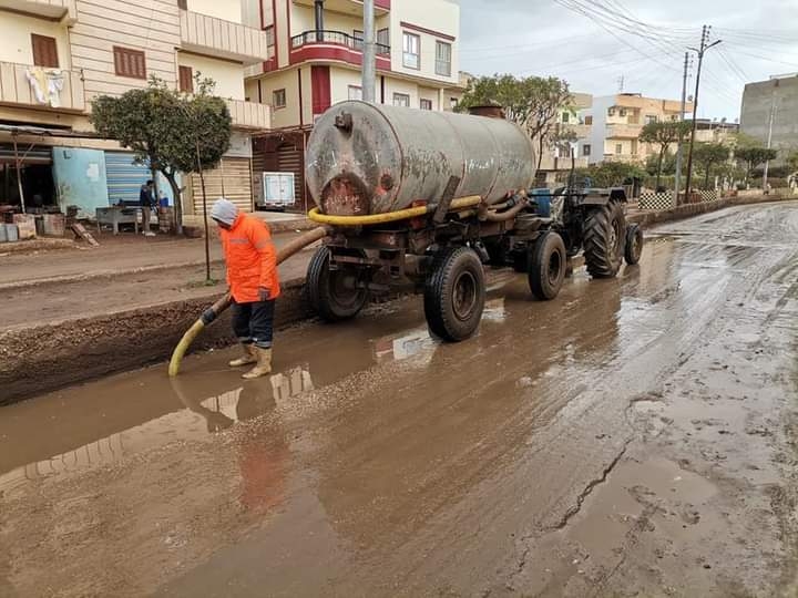 رؤساء المراكز والمدن يواصلون رفع مياه الأمطار بمدن وقرى كفر الشيخ 19 - جريدة المساء