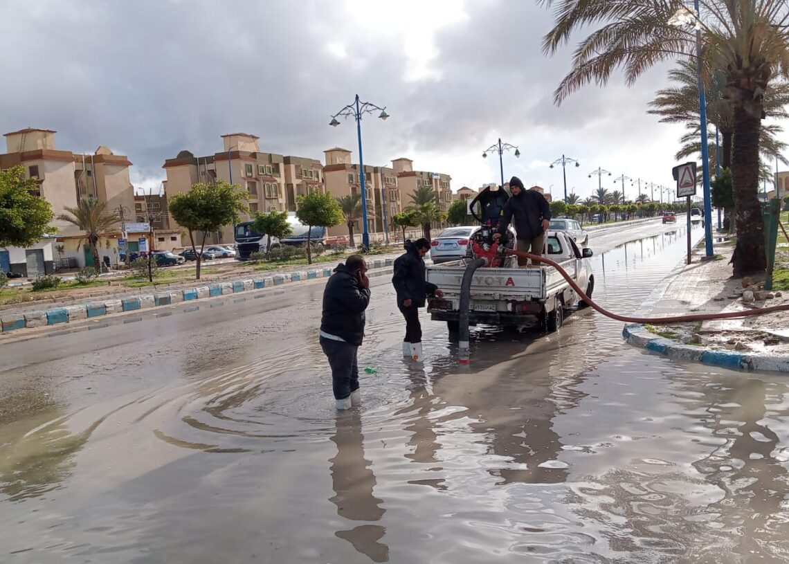 سقوط أمطار وكرات ثلجية غزيرة علي مدن مطروح.. إنتشار لسيارات الإسعاف على الطرق 17 - جريدة المساء