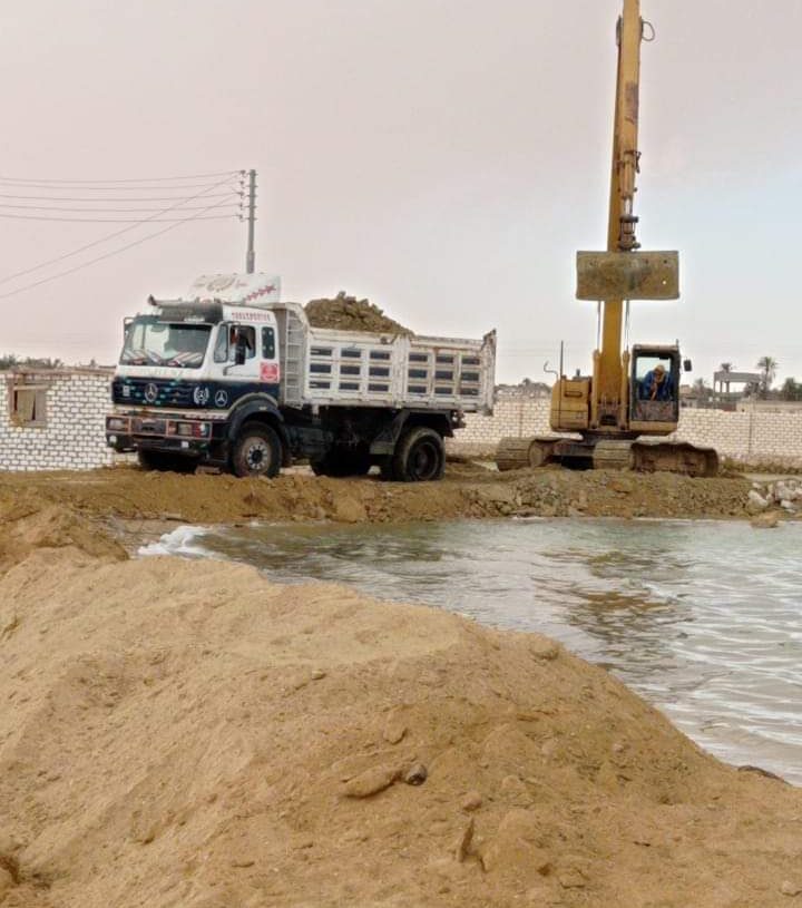 تقوية جسر "فطناس" بمحطة الصرف الزراعي لبركة المراقي بسيوة قبل انهياره 17 - جريدة المساء