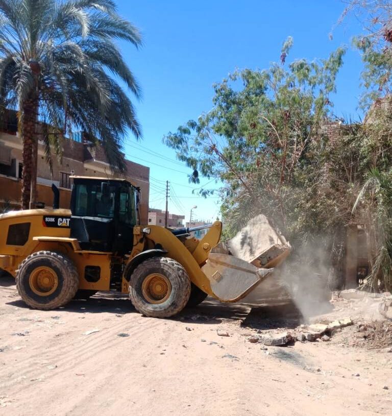 محافظ أسوان : إزالة ٣٧ حالة تعدي إداري وفوري بمساحة ٣٠ ألف و ٩٠٠ م٢ بأبو الريش والرضوانية ودراو وكوم أمبو 19 - جريدة المساء