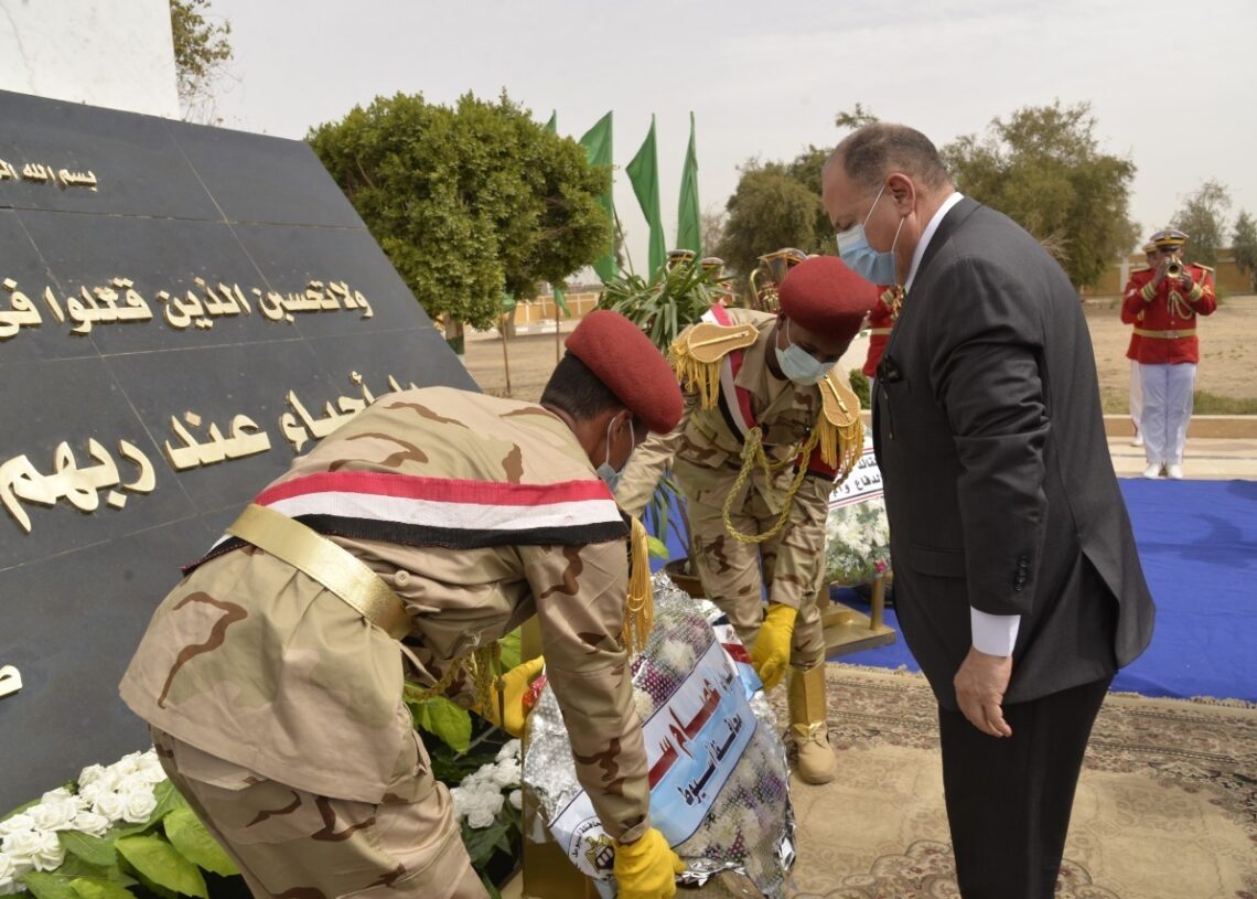 وضع إكليل زهور على النصب التذكاري احتفالا بيوم الشهيد والمحارب القديم بأسيوط 19 - جريدة المساء