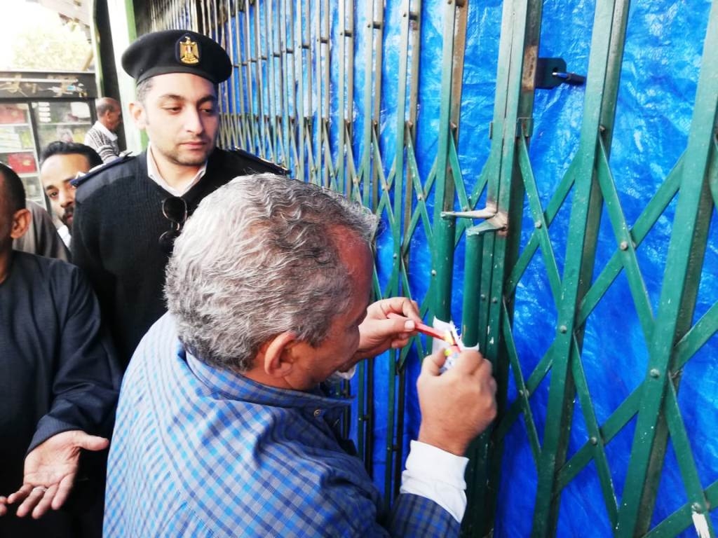 محافظ أسوان : تنفيذ قرارات غلق وتشميع عدد من المحلات لمدة أسبوع 17 - جريدة المساء