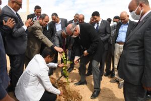 محافظ قنا ورئيس جامعة جنوب الوادى يفتتحان فعاليات الاسبوع البيئى الرابع عشر 33 - جريدة المساء