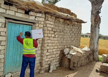 مندوب صناع الخير يوزع كراتين المواد الغذائية