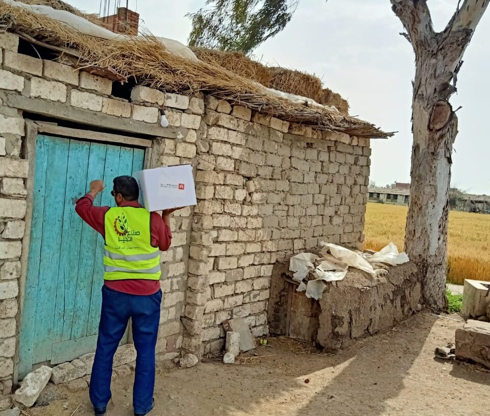 مندوب صناع الخير يوزع كراتين المواد الغذائية