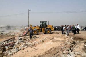 محافظ قنا يقود حملة لإزالة التعديات على الأراضى الزراعية بنجع حمادى 23 - جريدة المساء