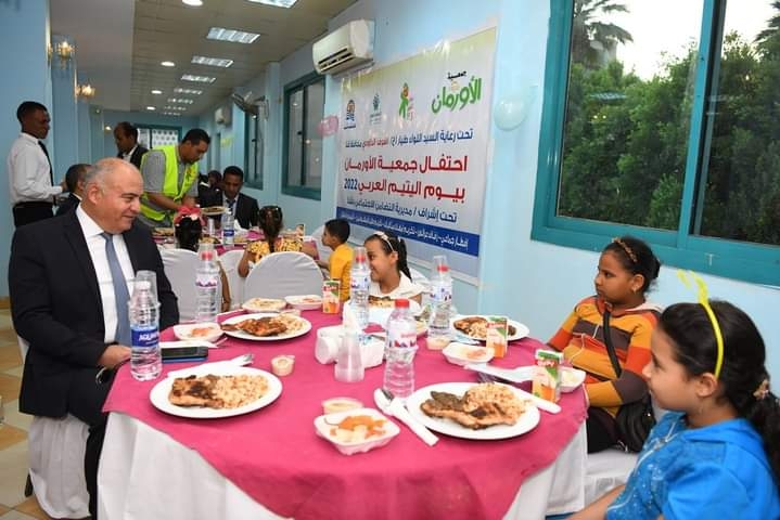 محافظ قنا يتناول إفطار رمضان مع أطفال دور رعاية الأيتام 19 - جريدة المساء