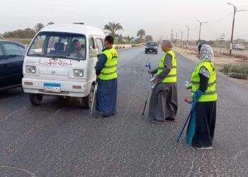 اطفال وكبار من ذوي القدرات الخاصة بالمنيا يقومون بتقديم وجبات افطار رمضان على المسافرين