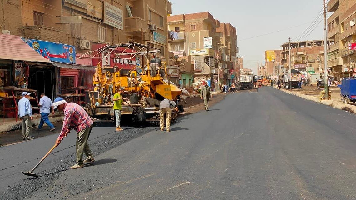 محافظ المنيا يتابع أعمال رصف وتحسين شبكة الطرق الرئيسية والفرعية بالمراكز