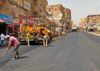 محافظ المنيا يتابع أعمال رصف وتحسين شبكة الطرق الرئيسية والفرعية بالمراكز