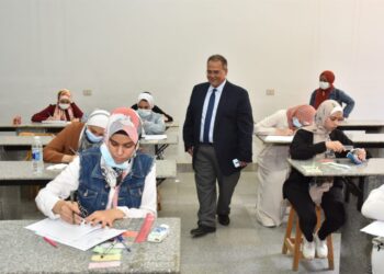 نائب رئيس جامعة عين شمس يطمئن على لجان امتحانات كلية العلوم 17 - جريدة المساء