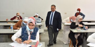 نائب رئيس جامعة عين شمس يطمئن على لجان امتحانات كلية العلوم 1 - جريدة المساء