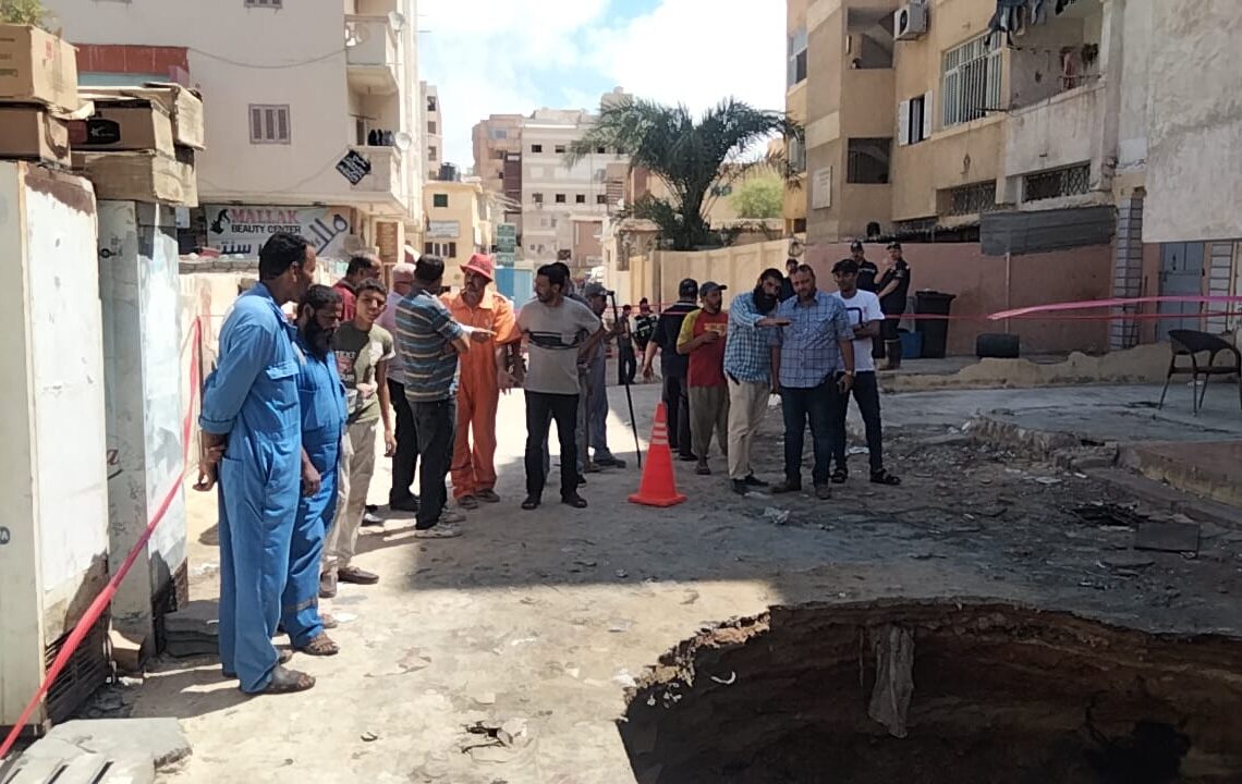 هبوط أرضي مفاجئ بأحد شوارع مطروح 19 - جريدة المساء