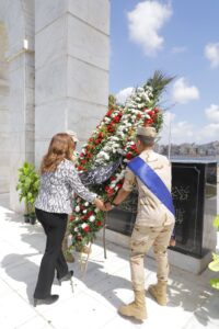 احتفالاً بالذكرى الـ ٤٩ لانتصارات أكتوبر المجيدة... محافظ دمياط تضع إكليل الزهور على النصب التذكارى للشهداء 23 - جريدة المساء