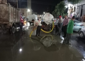 بالصور... إنتشار معدات وسيارات الكسح لشفط مياه الأمطار بشوارع الشرقية 30 - جريدة المساء