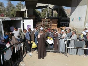 "الشعب الجمهوري" يدفع بسيارات متنقلة لتوفير السلع الغذائية بأسعار مخفضة في قنا 33 - جريدة المساء