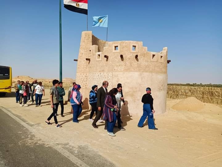 رئيس مدينه سيوة يستقبل الفنانين التشكيليين المشاركين في ملتقي سيوة الدولي الخامس للفنون 19 - جريدة المساء