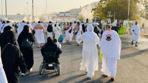 نجاح نفرة حجاج الجمعيات الأهلية بعد غروب شمس يوم عرفات إلى مزدلفة 25 - جريدة المساء