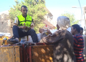 سيارات "الشعب الجمهورى" تصل قرية "الخرانقة" بقوص لتوفير السلع الغذائية بأسعار مخفضة 17 - جريدة المساء