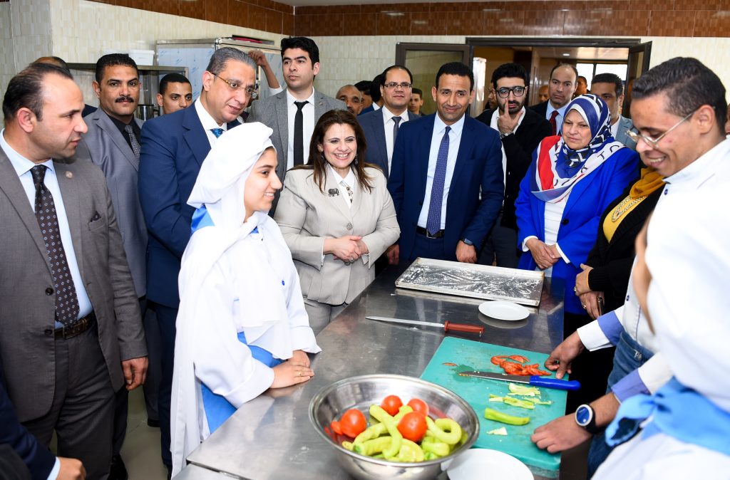 ضمن مبادرة "مراكب النجاة".. وزيرة الهجرة تتفقد القافلة الطبية لصناع الخير بالفيوم 25 - جريدة المساء