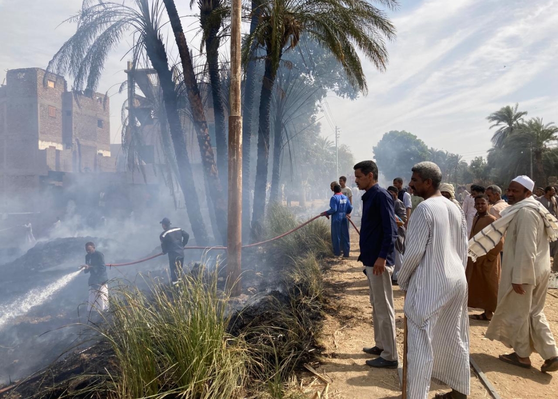 محافظ أسوان يتابع جهود السيطرة على حريق بقرية أبو غلاب بالرمادى بحرى بإدفو دون وقوع إصابات أو خسائر فى الأرواح 19 - جريدة المساء