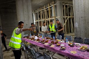 قيادات "الشعب الجمهوري" مع الفئات الأولى بالرعاية على مائدة إفطار رمضان .. في قنا 54 - جريدة المساء