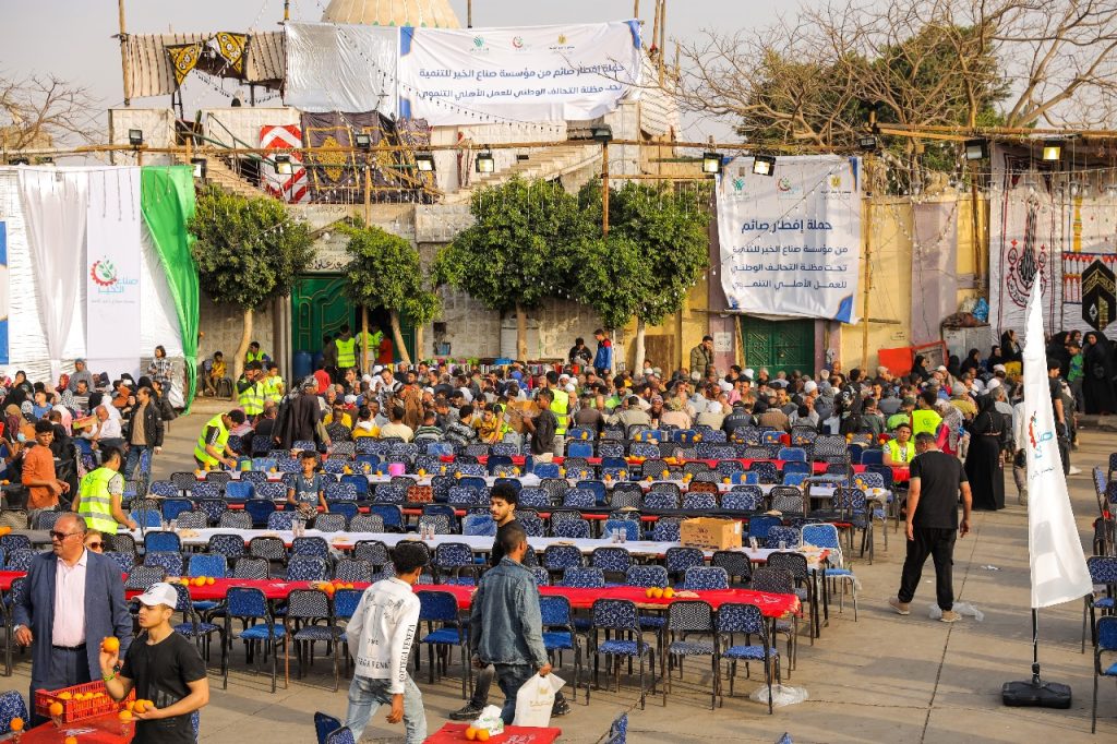 "صناع الخير" تُشارك فى أكبر مائدة إفطار بالسيدة نفيسة.. وتقدم 3 آلاف وجبة يومياً 19 - جريدة المساء