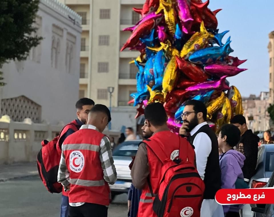 الهلال الأحمر يوزع ٣٠ ألف وجبة ساخنة على مدار أيام العيد للأشقاء الفلسطينيين بشمال سيناء 19 - جريدة المساء