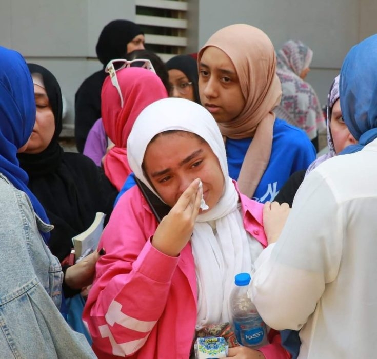 المشهد أمام لجان الثانوية العامة بالمحافظات.. أحزن أولياء الأمور والمارة من الجمهور 17 - جريدة المساء