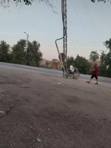 عامود ضغط عالى يهدد حياة المواطنين بكوم المؤمنين.. فى قنا 32 - جريدة المساء