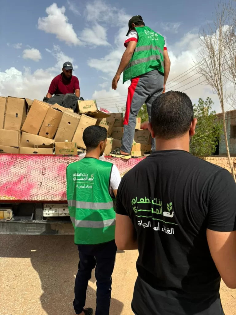 "بنك الطعام" يقدم مساعدات عاجلة للأسر المتضررة من أمطار الوادى الجديد  23 - جريدة المساء