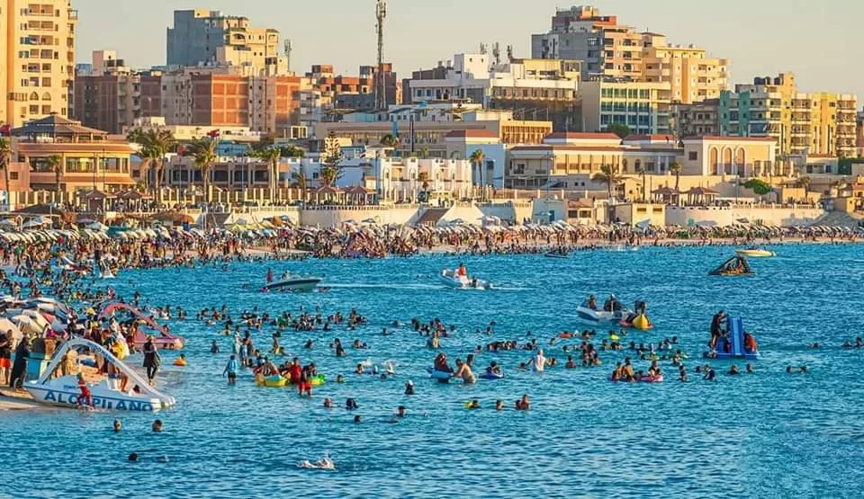 " مصيفنا مكمل معانا " شعار شواطئ مرسي مطروح لجذب الالاف من رواد المدينة الفيروزية الساحرة 19 - جريدة المساء