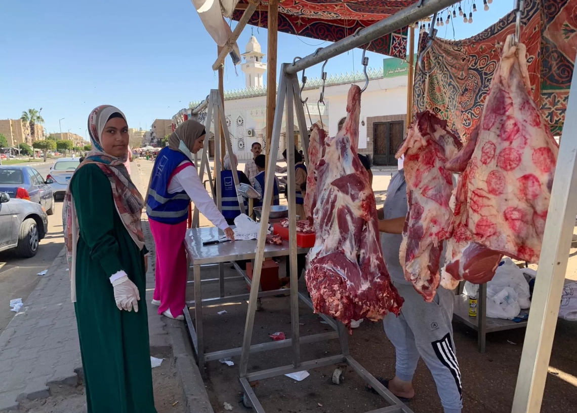 إقبال كبير من أهالي "عروس القناة " علي شراء اللحوم من منافذ "حياة كريمة" 19 - جريدة المساء